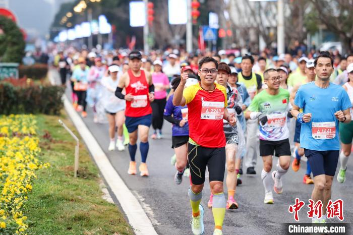 海内外近两万名跑者齐聚贵州兴义，竞逐2024万峰