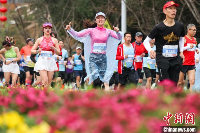 海内外近两万名跑者齐聚贵州兴义，竞逐2024万峰