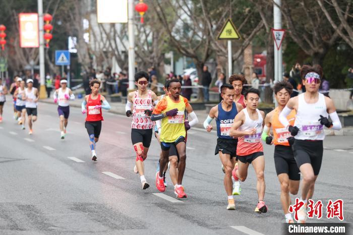 海内外近两万名跑者齐聚贵州兴义，竞逐2024万峰