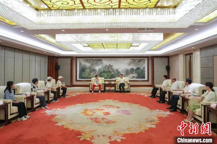 巴黎奥运跳水双冠王练俊杰返乡受热捧 梧州民众