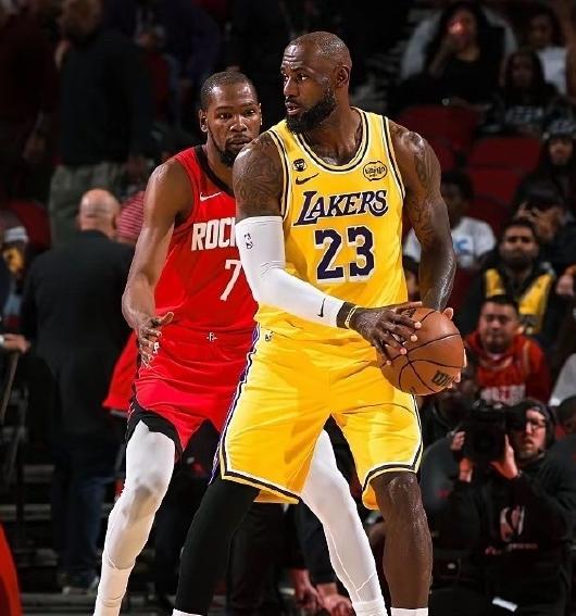 湖人三巨头联手豪取六连胜 詹姆斯转型成第三球