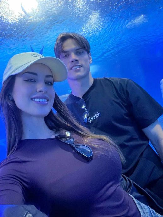 35岁意大利名主持与AC米兰球星里奇甜蜜约会