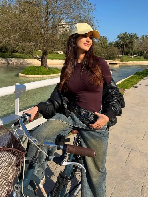 35岁意大利名主持与AC米兰球星里奇甜蜜约会