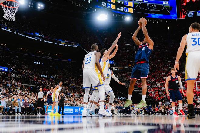 勇士逆转快船：库里35分+波尔津吉斯爆发助队险