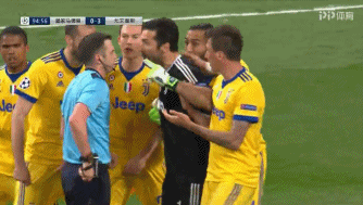 欧冠14决赛补时争议判罚引热议 奥利弗判罚尺度