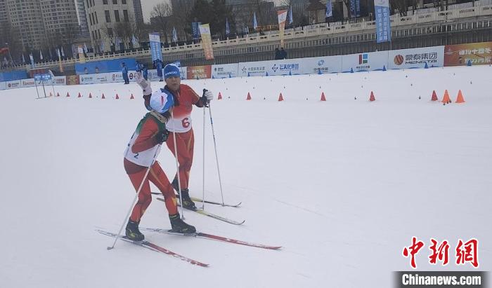 阳信县体育老师带领学生和老教师征战十四冬 圆